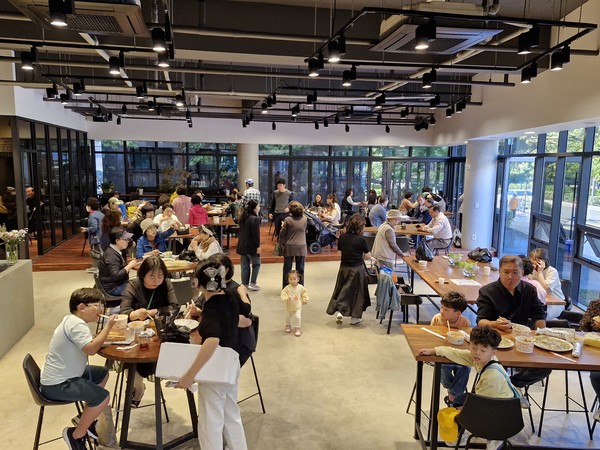 카페에서 식사를 즐기는 참석자들