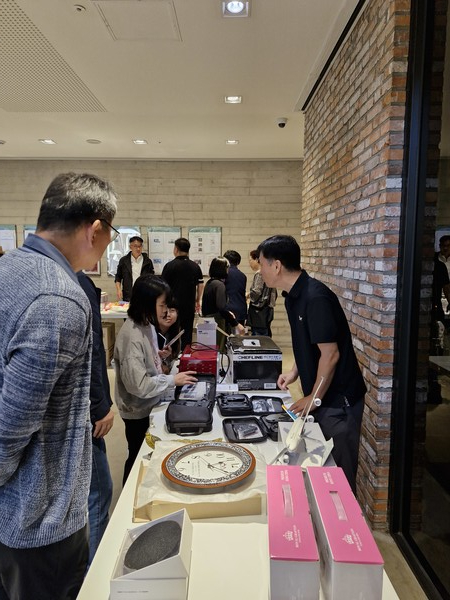 플리마켓 진열 생활용품을 살펴보고 있는 참가자들