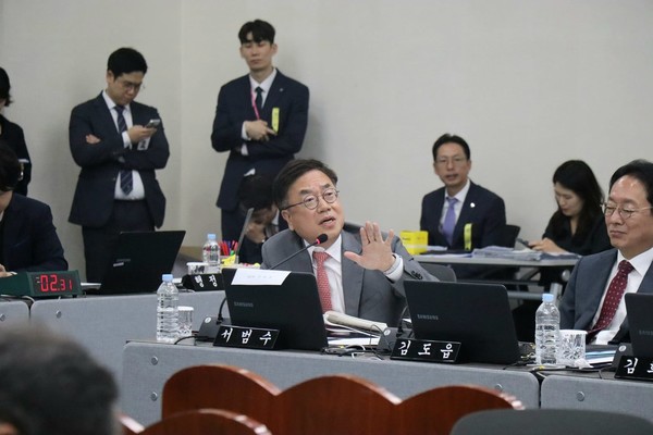 국회 국토교통위원회 소속  국민의힘 서범수 의원이 부산시 국정감사에서 질의하고 있다.(사진=서범수 의원 페북캡처) 