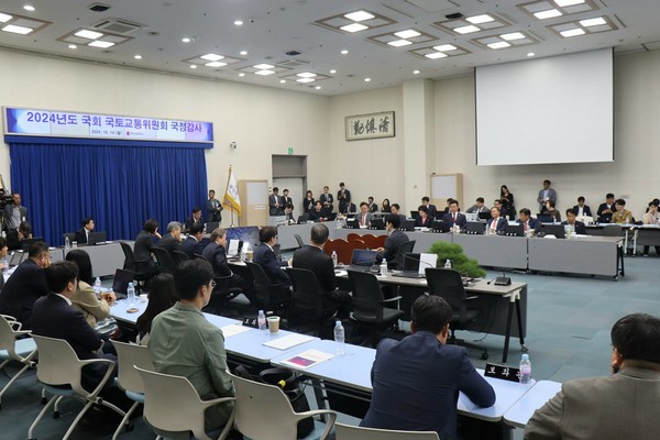 국회 국토교통위원회 부산시 국정감사 장면(사진=서범수 의원 페북캡처)
