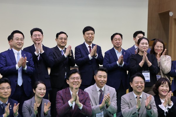 국회 교육위원회 위원 일동은 14일 국정감사에서 특수교육과 다문화 교육 현장을 시찰하고 난 후 기념촬영을 하고 있다.(사진=정성국 의원실 제공)