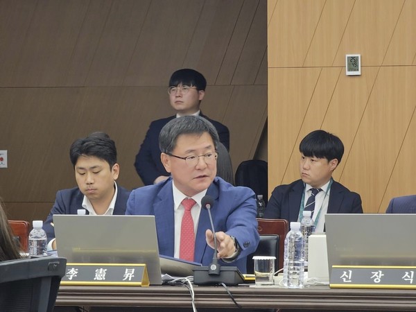 국회 정무위원회 소속 국민의힘 이헌승 의원은 14일 국정감사 8일차에 부산 국제금융센터에서 예금보험공사, 한국자산관리공사, 한국주택금융공사, 신용보증기금에 대한 국정감사에서 질의하고 있다(사진=이헌승 의원실 제공)