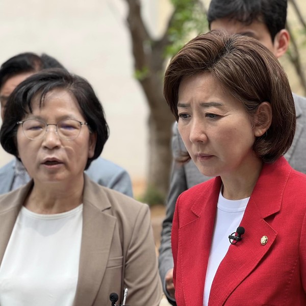 (사진은 나경원 의원이 올해 7월 만나 뵌 故서정우 하사의 어머니입니다.)