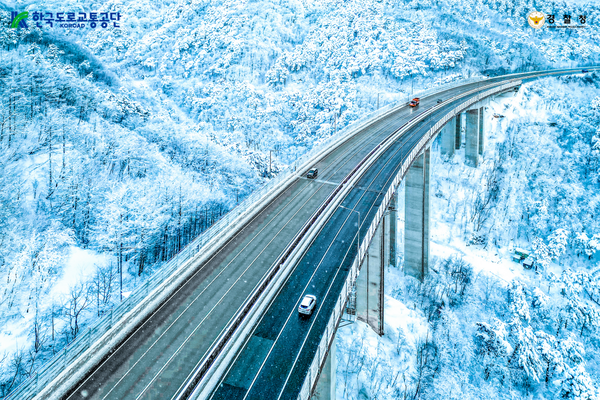 한국도로교통공단(이사장 김희중)은 눈과 비가 번갈아 오면 노면이 더욱 미끄러울 수 있다며 운전자에게 안전운전을 당부했다.(사진=한국도로교통공단 제공)