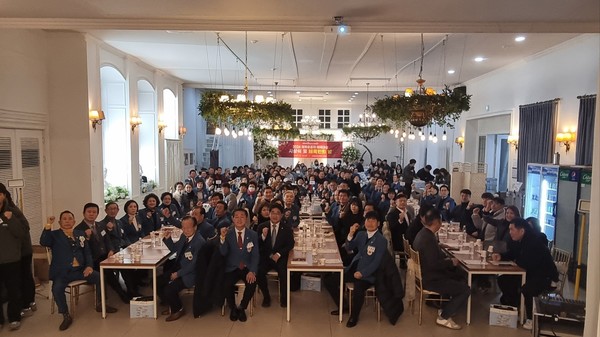 인천중구체육회가 지난 20일 인천 리움하우스 웨딩에서 2024 체육유공자·체육대상 시상식 및 체육인의 밤 송년회를 개최하고 있다.(사진=인천중구청)