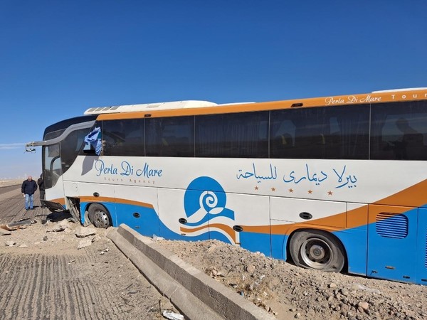 이집트에서 한국인 관광객들이 탄 버스가 가드레일을 들이받아 일부 승객들이 병원으로 이송되는 사고가 발생했다. [사진=이훈우씨 제공]