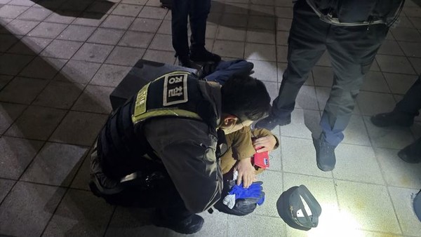 저혈당 쇼크로 의식을 잃고 쓰러진 실종자를 발견해 응급처치하고 있는 김현호 순경