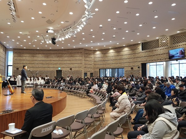 기독교대한감리회 인천흰돌교회가 제45주년을 맞아 창립감사예배를 드리고 있다.(사진=인천흰돌교회)