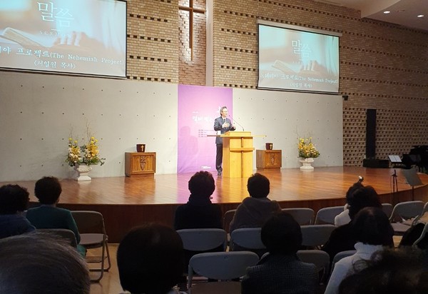 서일원 담임목사가 인천흰돌교회 제45주년 창립감사예배에서 설교하고 있다.