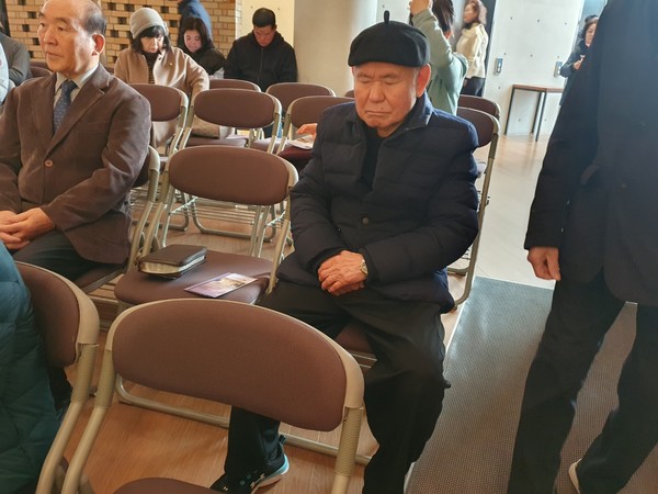 최병구 원로장로가 창립감사예배에 참석해 기도를 드리고 있다.