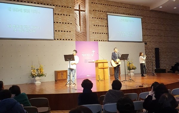 김은성 목사가 창립감사예배 찬양을 인도히고 있다.