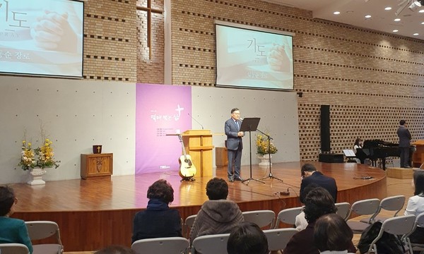 임동순 장로가 창립감사예배 기도를 드리고 있다.