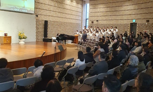 글로리아 성가대가 창립감사예배 찬양을 드리고 있다.