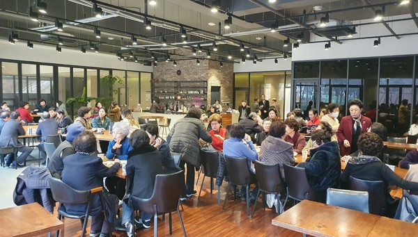 인천흰돌교회 창립감사예배를 마치고 교인들이 교회카페에서 사랑의 교제를 나누고 있다.