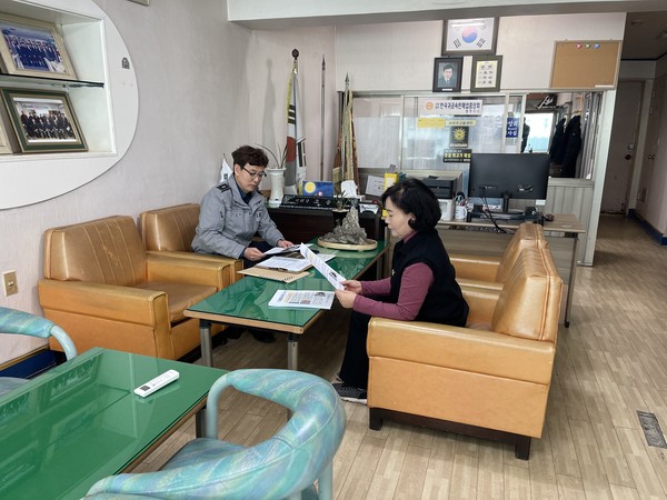 청주상당경찰서는 최근 금가격 상승에 따라 전국적으로 금은방 대상 범죄가 잇달아 발생하고 있어 금은방 대상 범죄를 예방하기 위해 지역내 금은방을 대상으로 범죄 예방활동을 펼쳤다.(사진=청주상당경찰서 제공)