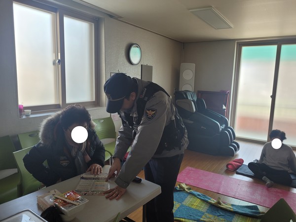    천안서북경찰서,보이싱피싱 예방을 위해 고령자 대상 마을회관을 방문 대면 예방교육을 실시하고 있다.