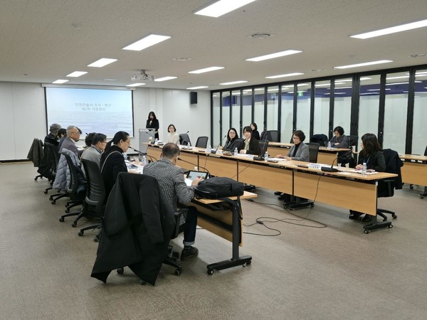 인천광역시가 시청 나눔회의실에서 ‘인천미술사 조사·연구 학술연구용역’ 자문회의를 개최하고 있다.(사진=인천시)