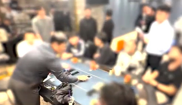 서울경찰청 광역수사단 형사기동대가 불법 홀덤펍을 단속하고 있다. (사진=서울경찰청 제공)