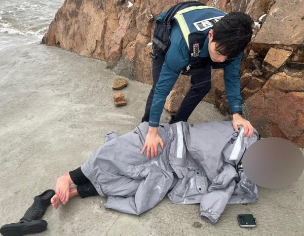 지난 18일 오전 경찰이 인천 중구 을왕동 선녀바위 선착장 인근에서 저체온증 증상을 보이는 A씨를 발견하고 체온유지를 위한 조치를 하고 있다. (사진=인천 중부경찰서 제공)