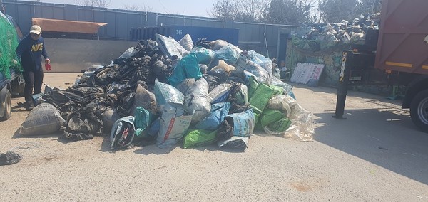 인천 중구,  ‘2025년 상반기 영농페기물 집중 수거 기간’ 수집한 폐기물 보관하고 있다