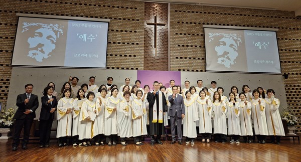 인천흰돌교회 글로리아 성가대가 예수부활을 축하하는 '부활절 칸타타' 찬양을 드리고 있다.
