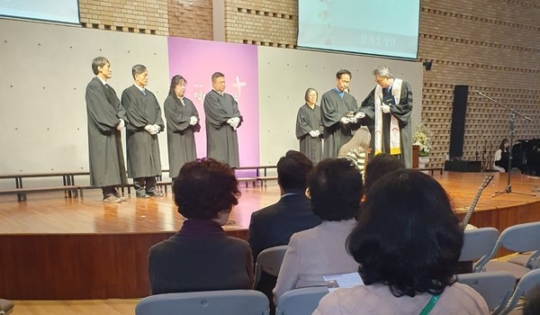 서일원 담임목사가 세례를 집전하고 있다.