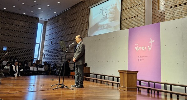 이준철 원로 장로가 부활절 주일감사예배에서 기도를 드리고 있다.