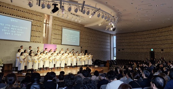 인천흰돌교회 글로리아 성가대가 예수부활을 축하하는 '부활절 칸타타' 찬양을 드리고 있다.