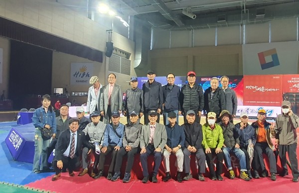 대전서부재향경우회(회장 공춘수) 회원들은 5월 10일 국립한밭대학교 종합체육관에서 열린 유성온천장사씨름대회에 초청받아 국내 최정상급 씨름선수들의 뜨거운 격돌을 관람하는 시간을 가졌다.[사진=방재옥]