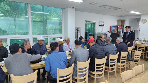 씨름대회 관람을 마친 회원들은 부근 식당으로 옮겨 월례모임을 갖고 오찬을 나누며 결속과 친목을 다졌다.[사진=방재옥]