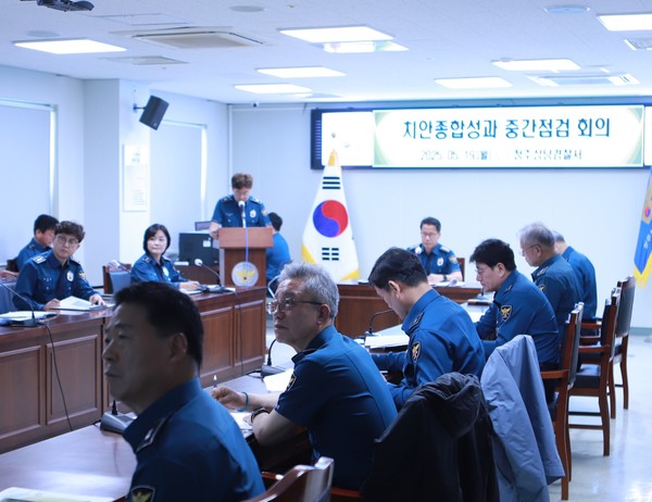 청주상당경찰서는 5월 19일 오전 9시 30분경 3층 소회의실에서 경찰서 각 과장 및 계·팀장, 지역경찰관서장이 참석한 가운데 2025년 치안종합평가 및 치안고객만족도 향상을 위한 보고회를 개최했다.(사진=청주상당경찰서 제공)