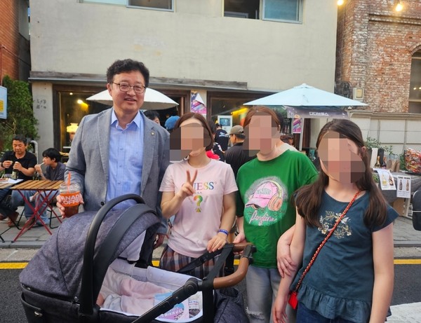 전승호 협의회장이 행사장에서 북한이탈주민과 함께 촬영하고 있다.