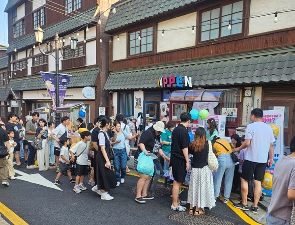 인천 개항장에서 열린 ‘개항장 국가유산 야행’ 행사에서 통일풍선 만들기를 하고 있다.