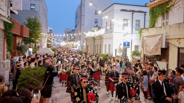‘최초의 국제도시, 개항장’을 주제로 근대복장을 입은 시민과 외국인이 함께하는 ‘퍼레이드’를 진행하고 있다.