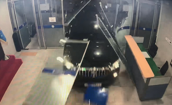 순천경찰서 현관 유리창을 뚫고 건물 내부로 돌진하는 차량 (사진=순천경찰서 제공)