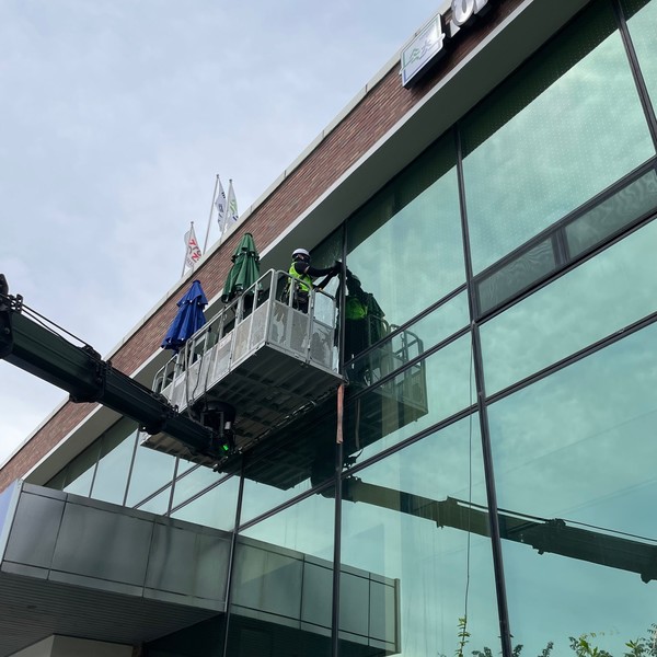 속초시가 하수처리사업소 본관 유리 창문에 조류충돌을 방지하는 필름을 부착했다고 6월 29일 밝혔다.(사진=속초시 제공)