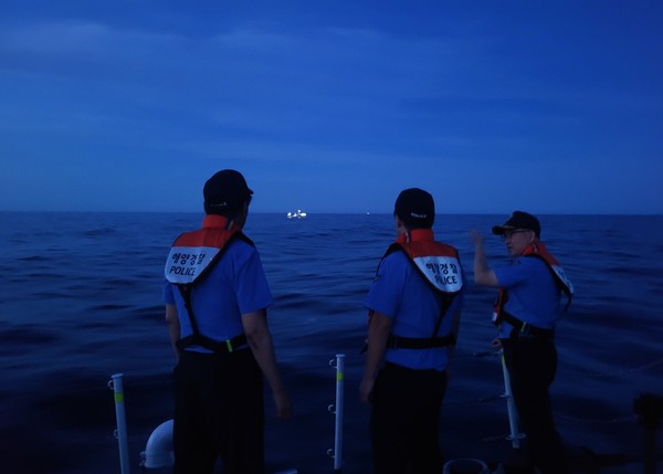 강릉해양경찰서(서장 박홍식)는 오징어 성어기를 맞아 선제적인 안전사고 예방과 불법조업 차단을 위해 6월 26일 늦은 밤 오징어 조업현장을 점검하는 등 안전한 바다 만들기에 나셨다.(사진=강릉해경 제공)