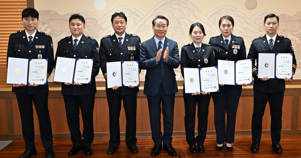 인천광역시가 30일 시청 대접견실에서 '자치경찰공무원 승진 임용식'을 갖고 승진자들과 기념촬영을 하고 있다.(인천시)