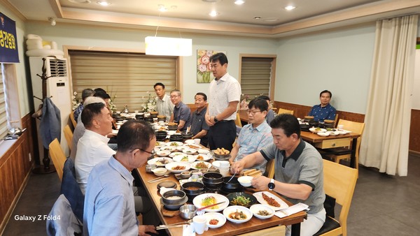            천안재향경우회, '신입 경우회원 환영 간담회'에서 오두환 회원이 신입회원을 대표  인사말을 하고 있다