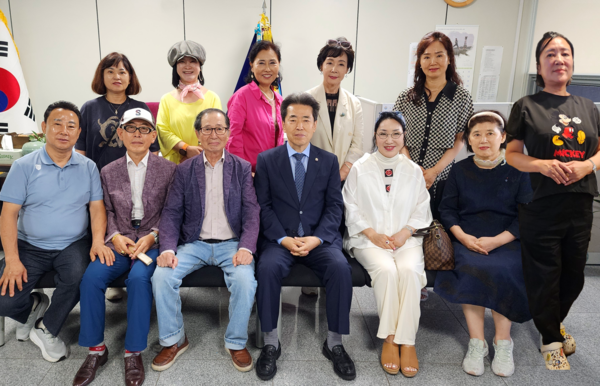 자문위원회 참석자 회의 마치고 기념촬영