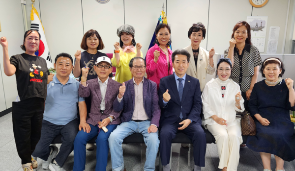 자문위원회 회의 마치고 기념촬영