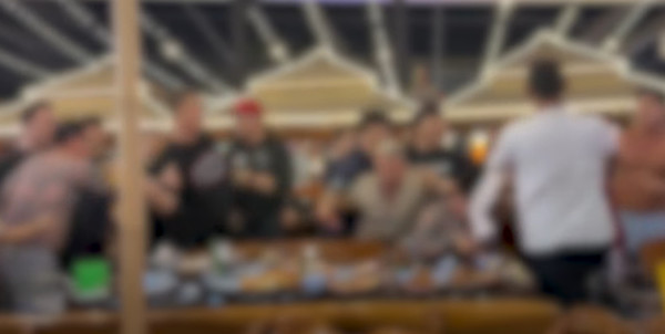 태국 파타야 나클루아의 한 야외 식당에서 문신을 한 한국인 남성 여러명이 식기를 집어 던지고 주먹질을 주고 받는 등 집단 난투극을 벌였다. (사진=)