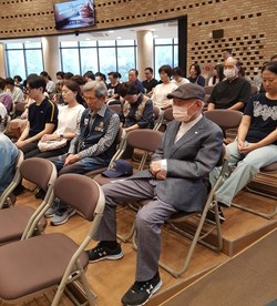 최병구 경우가 고뇌에 찬 기도를 드리고 있다.