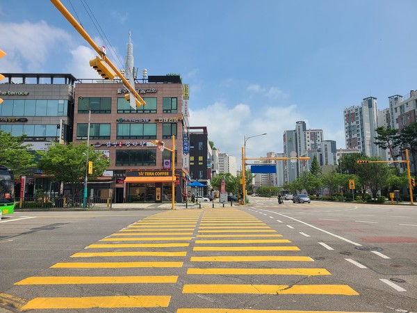 인천시가 추진하고 있는 어린이보호구역 내 '바닥형 보행신호등' 