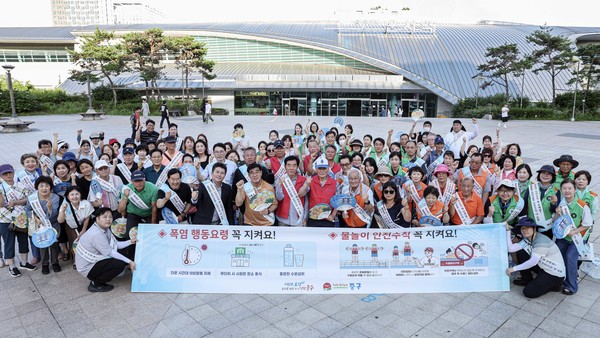인천중구청이 (영종)운서역 앞에서 여름철 재난대비 홍보활동 전개하고 있다