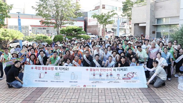 인천중구청이 동인천역 앞에서 여름철 재난대비 홍보활동 전개하고 있다.