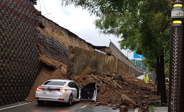 지난 16일 경기 오산시 가장교차로 고가도로의 옹벽이 무너지면서 차량들을 덮치는 사고가 발생해 소방당국이 구조 작업을 벌이고 있는 모습 (사진=경기도소방재난본부 제공)