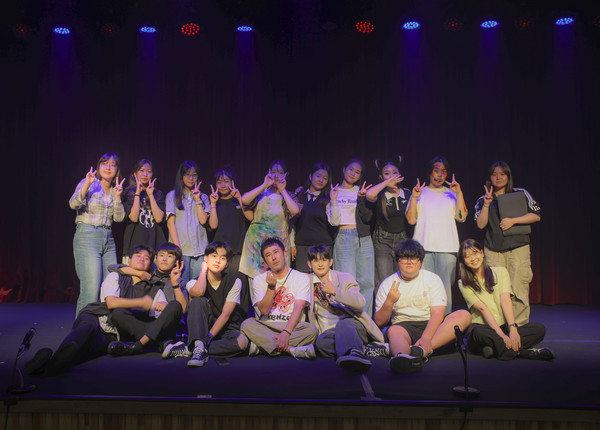 청소년미래분석 프로그램에 참석 청소년들이 공연을 마치고 기념 촬영을 하고있다.(사진=연수구청소년수련관)