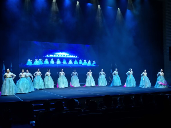 영종동 주민자치센터 고전무용 프로그램팀 ‘한여울 무용단’ 공연