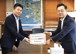 김정헌 인천중구청장이  하병필 인천시지명위원회 위원장(행정부시장)에게 제3연육교 명칭 재심의 청구서를 전달하고 있다.